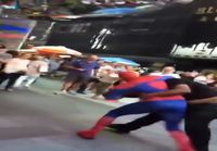 Spiderman tappelee miehen kanssa Times squarella