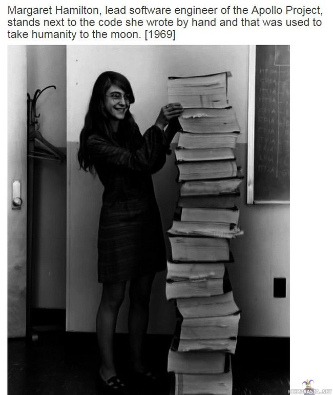 Margaret Hamilton kirjoittamansa koodin vieressä 1969 - Margaret Hamilton oli johtava ohjelmisto insinööri Apollo-ohjelmassa, kuvassa hän seisoo käsin kirjoitetun koodipinon vieressä jonka tarkoitus on viedä ihmiset kuuhun