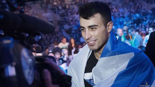 Makwan Amirkhani - Torilla tavataan! - &quot;Turkulaisen UFC-debyyttiottelu oli 24. tammikuuta 2015 Tukholman Tele2-areenalla britti Andy Oglea vastaan. Amirkhani voitti vastustajan hyppypolviosumalla vartaloon ja lyöntien sarjalla, josta seurasi tekninen tyrmäys kun 1. erää oli kulunut ainoastaan 8 sekuntia&quot;