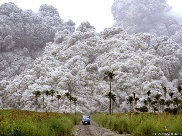 Paina sitä poljinta - Volcano vs. Auto. Sulu, Filippiinit.