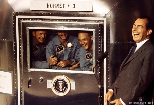 Nixon ja pojat - Presidentti Nixon nauraa karanteenissa istuvien Apollo 11 -astronauttien kanssa. Karanteeniyksikössä Armstrong, Collins ja Aldrin.